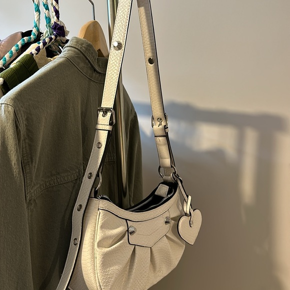 Cream Purse with Heart Charm - Picture 4 of 5